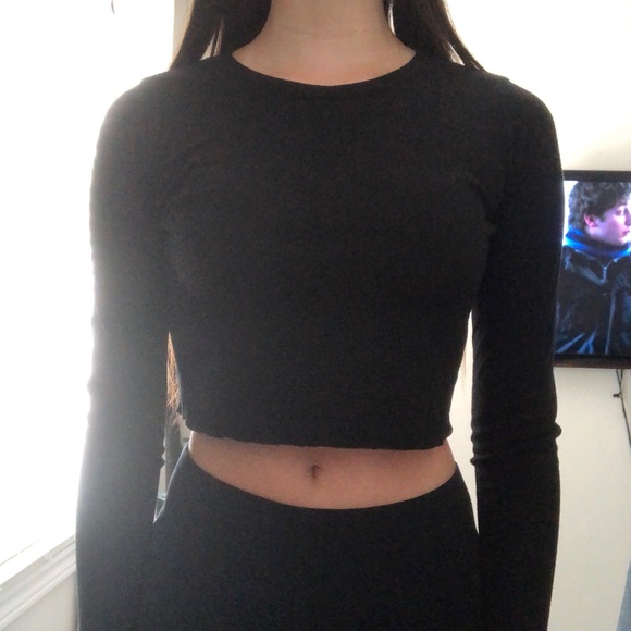 1/2 HOLLISTER cropped long sleeve top - Picture 2 of 4